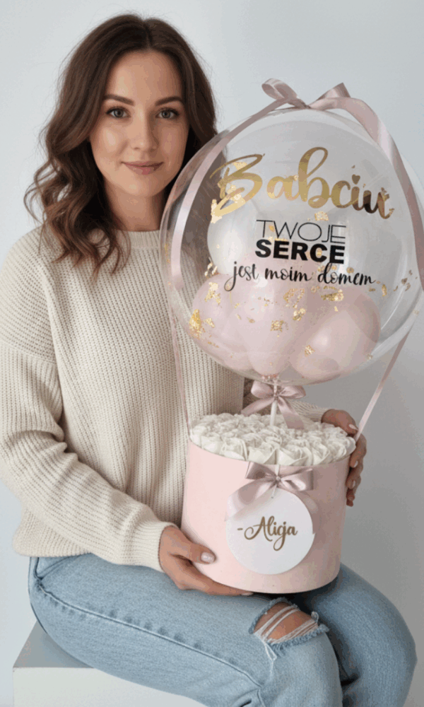 .1 FlowerBox z mydlanymi różami i personalizowanym balonem na Dzień Babci