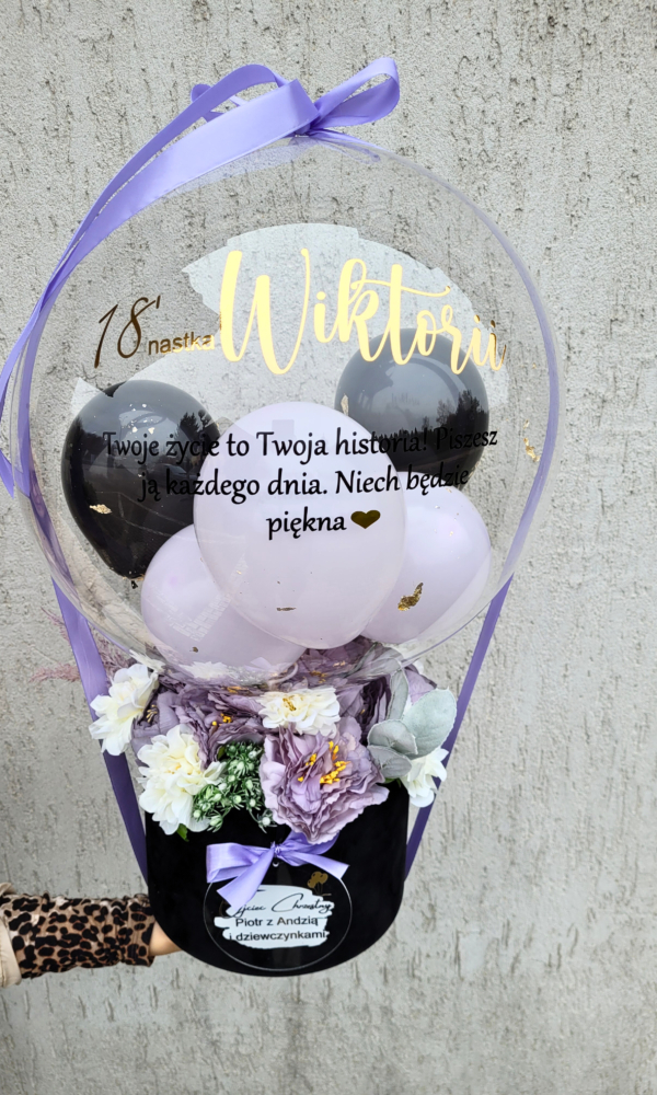 Box z kwiatami + balon z personalizacją - prezent na 18 urodziny